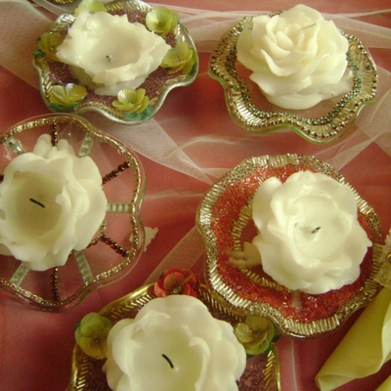 الشموع عنوان المائدة الأنيقة