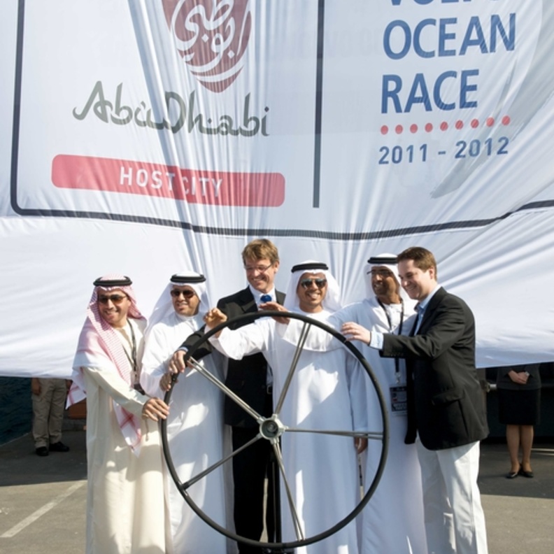 الشيخ سلطان بن طحنون اثناء تدشين الإستضافة الأولى