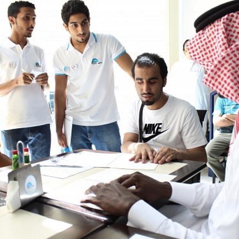 سعوديات يبتكرن قائمة طعام للمكفوفين تلقى رواجاً في مطاعم جدة