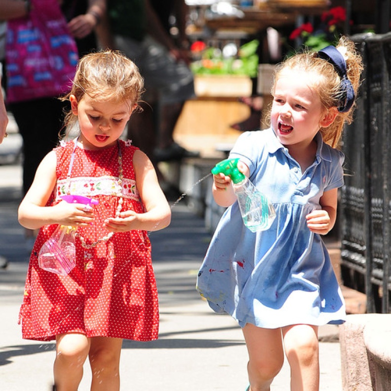 توأم سارة جسيكا باركر تلعبان بالماء في شوارع نيويورك