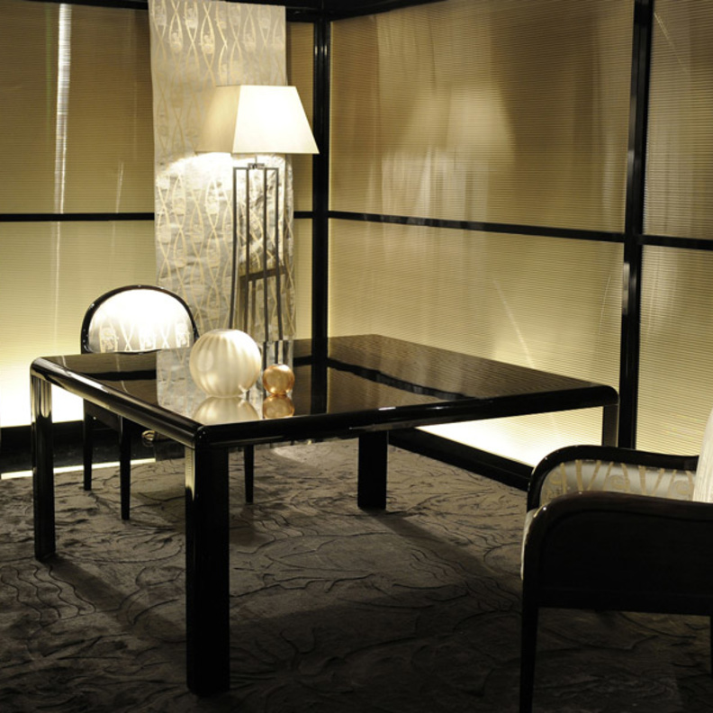 سحر الرمادي في ديكورات Armani وFendi