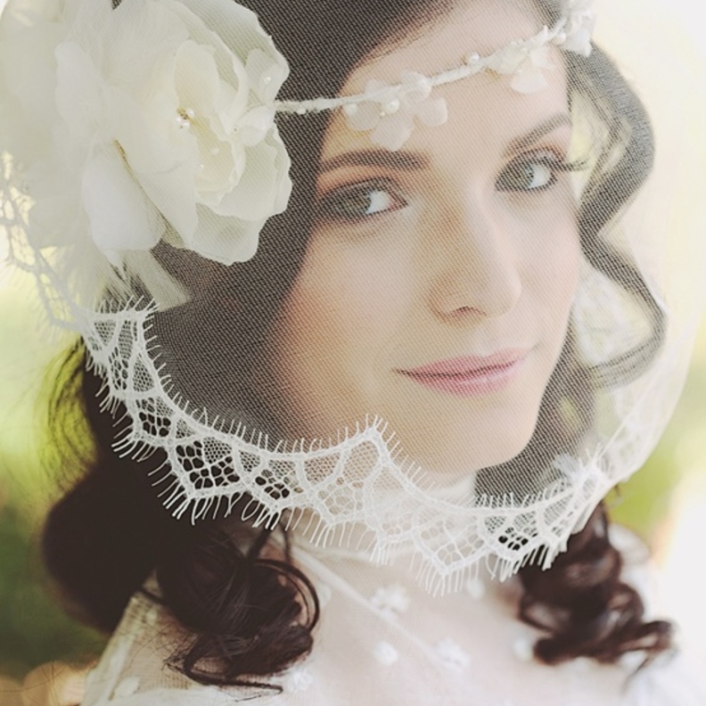 كاب من الدانتيل مزين بالزهور