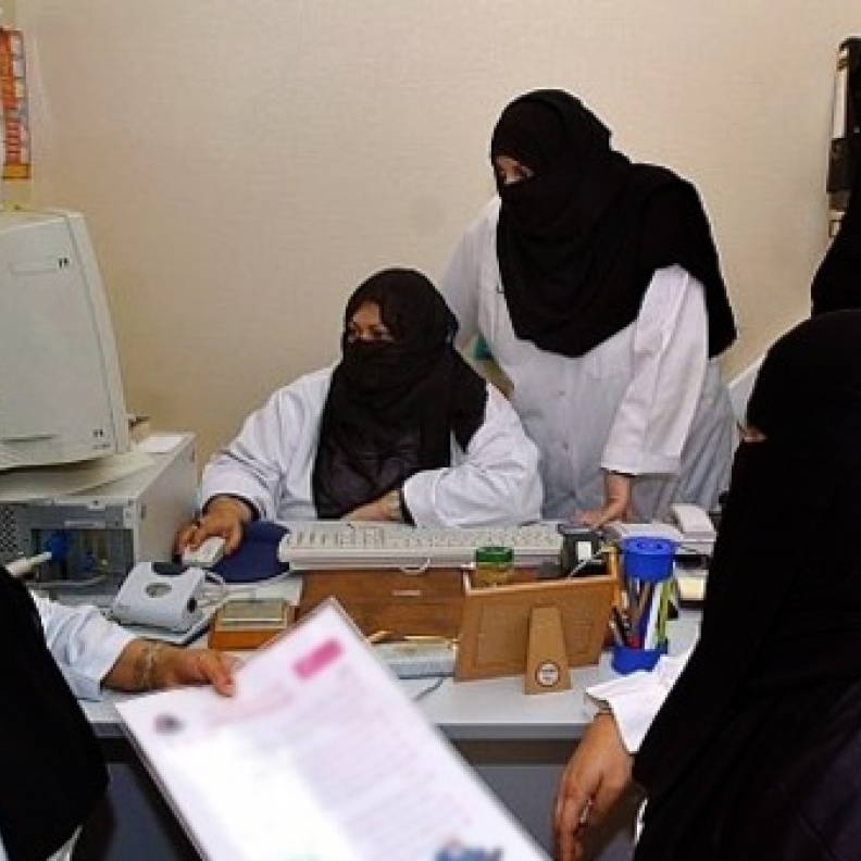 هل من وظائف لا يتقبلها المجتمع السعودي للمرأة؟