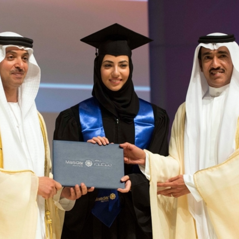 1الخريجة شيخة الزعابي تتسلم شهادتها من الشيخ هزاع وبجانبها والدها أحمد الزعابي