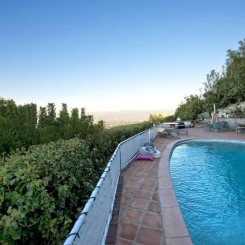 جزء من حمام السباحة