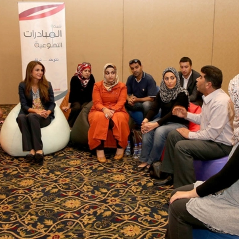 الملكة رانيا تؤكد أهمية تبادل الأفكار للتنسيق بين المبادرات التطوعية في الأردن