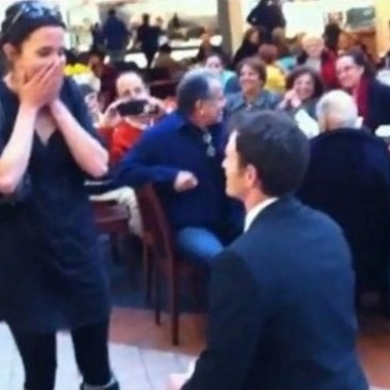 خاتم زواج في  ساندويش  دجاج!