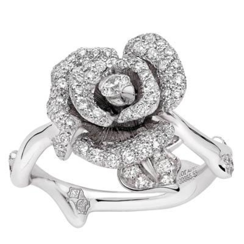 مجوهرات ماسية على شكل ورود