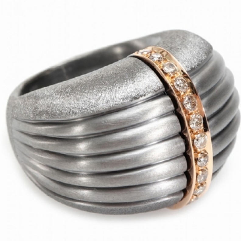 تشكيلة للعرائس بألوان لؤلؤية حريرية