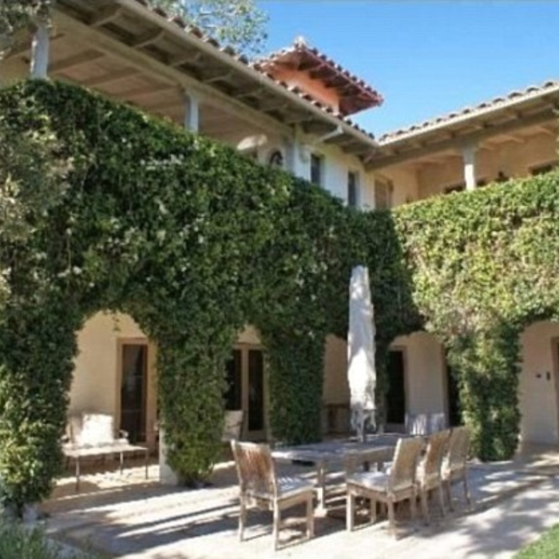 الحديقة مع طاولة طعام