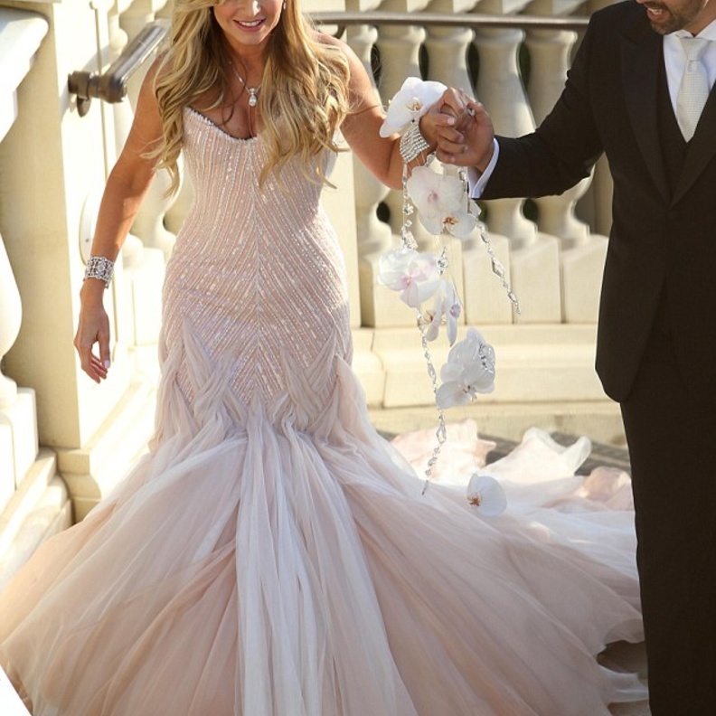 طمرة بارني وإدي جادج لدى وصولهم حفل الزفاف