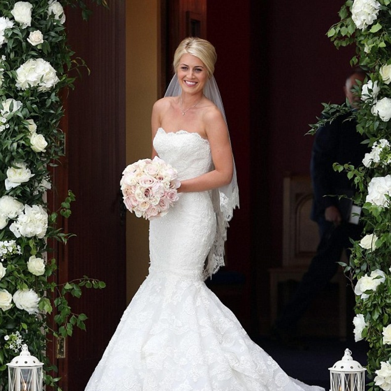 vintage العروس بجمالها الهادىء وفستانها الكلاسيكي وطرحتها الـ