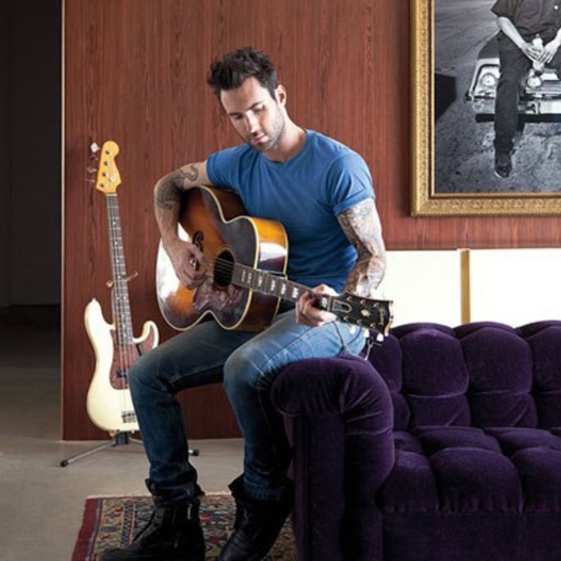 آدم ليفين داخل منزله