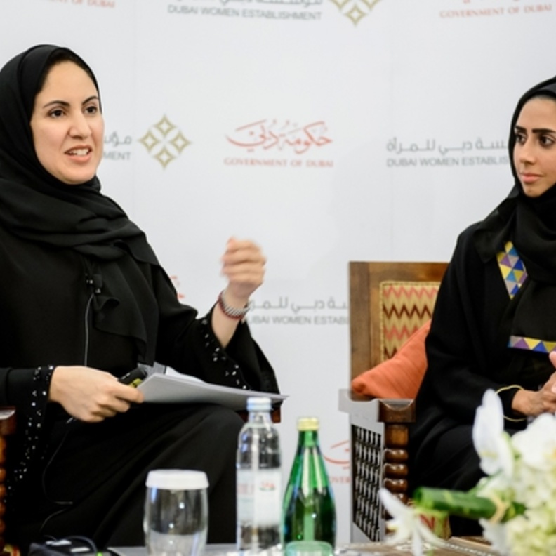 الشيخة نجلاء القاسمي تتحدث في ملتقى قيادات الإمارات