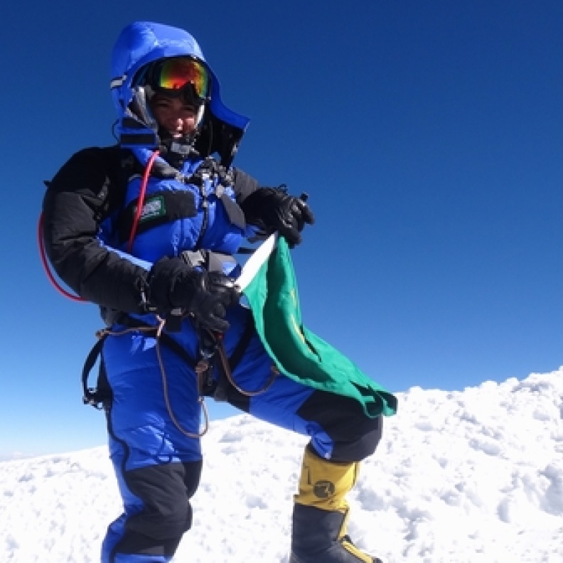 متسلقة قمة إيفرست السعودية رها محرق لـ هي : لا أبحث عن المخاطر