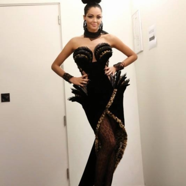 عارضة الأزياء الفرنسية الجزائرية الأصل نبيلة بيناتيا لدى استعدادها لعرض تصميم جان بول غوتييه الأربعاء في باريس