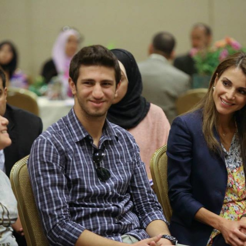 الملكة رانيا العبدالله تلتقي مجموعة من الشباب والشابات المتطوعين لانشطة تتوافق مع شهر رمضان المبارك وتركز على توزيع التمر والماء على الصائمين والمتواجدين على الطرقات وقت اذان المغرب.