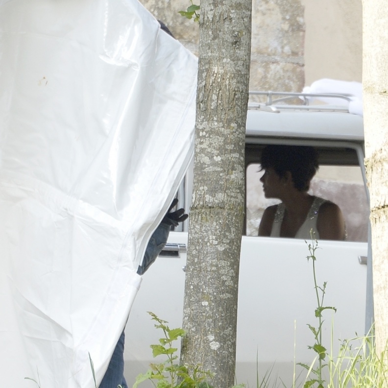 هالي بيري في سيارة الزفاف متجهة للكنيسة