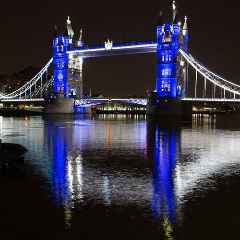 جسر برج لندن يضاء باللون الأزرق احتفالا بالطفل الملكي