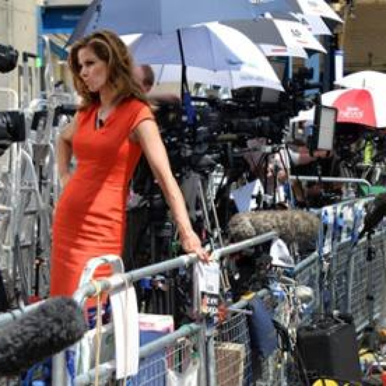 وسائل الإعلام تقف مترقبة خارج مستشفى سانت ماري بانتظار ولادة الطفل الملكي في لندن اليوم