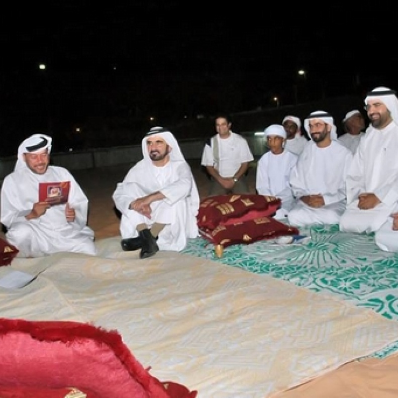 الشيخ محمد بن راشد آل مكتوم خلال زيارته لخيمة رمضان التابعة لمؤسسة الصدى