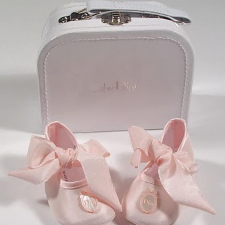 Baby Dior ومن الهدايا حذاء مصنوع خصيصاً للمولودة من