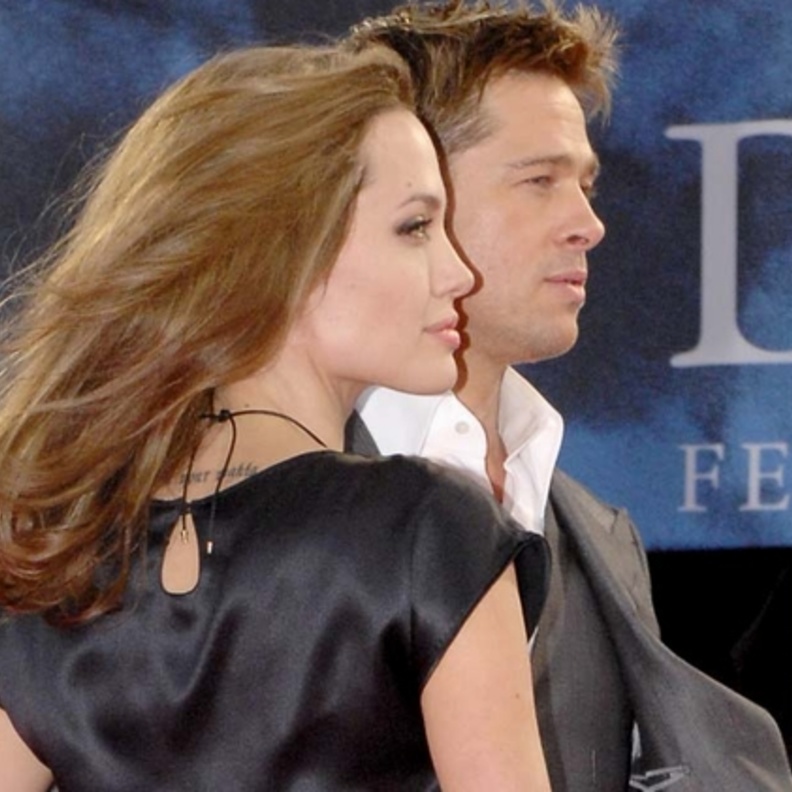 براد بيت يهدي آنجيلينا جولي طائرة خاصة