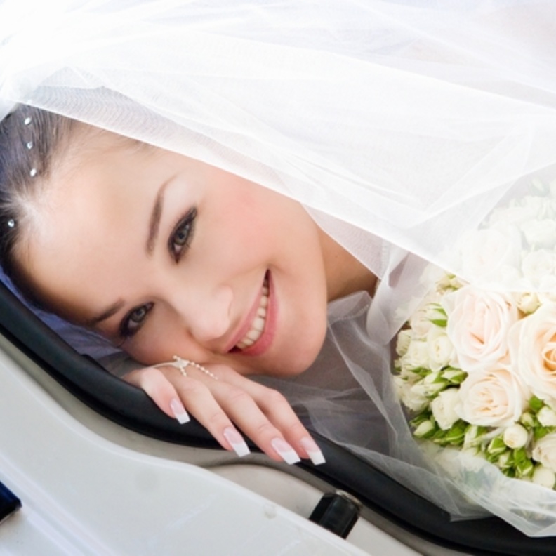 COVER PHOTO الباقة.... رفيقة العروس في حفل زفافها