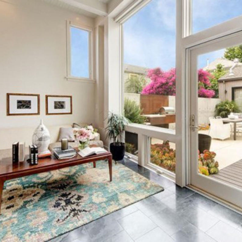 آريكة بجانب الشرفة