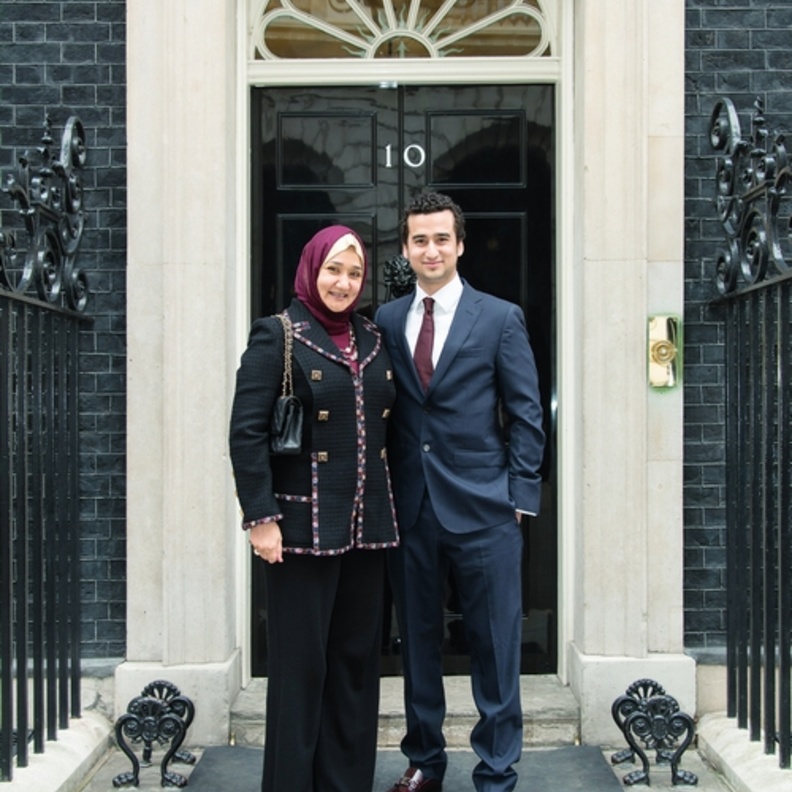 الدكتورة سهير القرشي مع نجلها عمر عبد العزيز نصيف