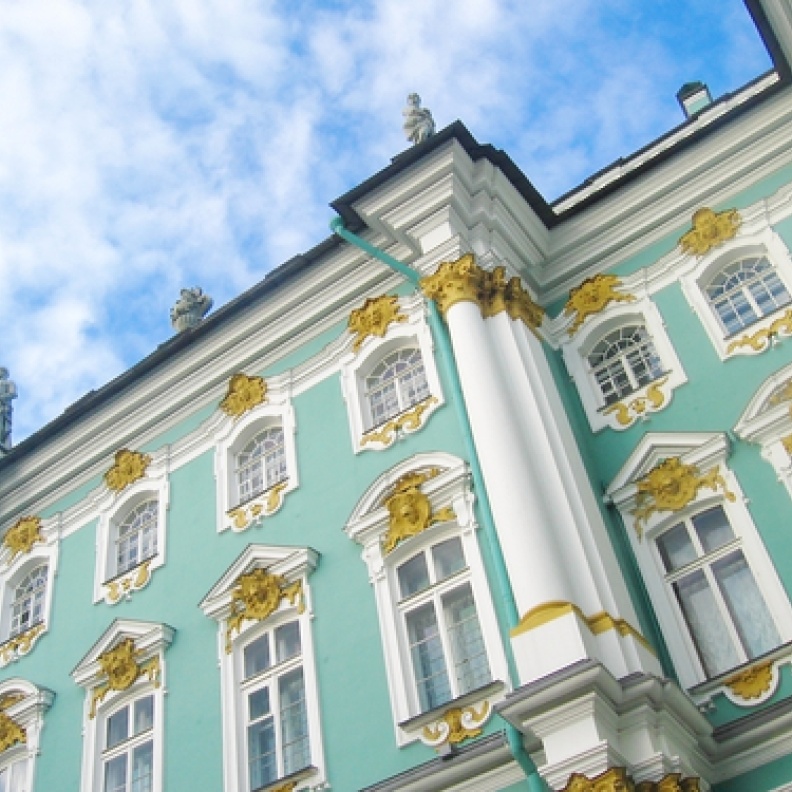 المحبسة (قصر الشتاء) في مدينة سان بطرسبرغ، روسيا. السماء الزرقاء والسحب الخلفية