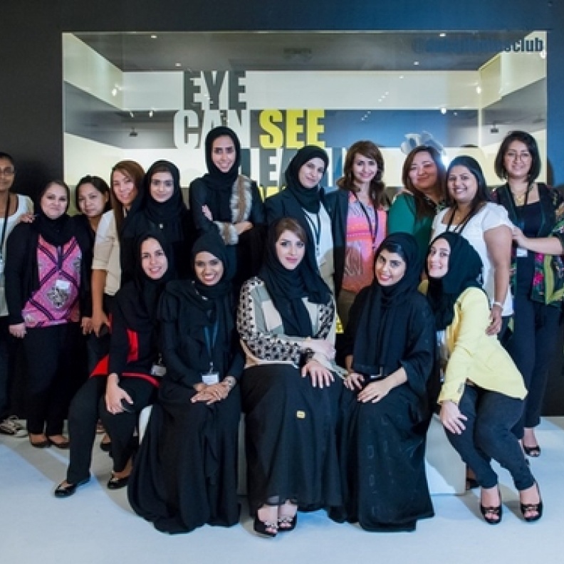 فريق العمل لمعرض التصميم للأمل في نادي دبي للسيدات