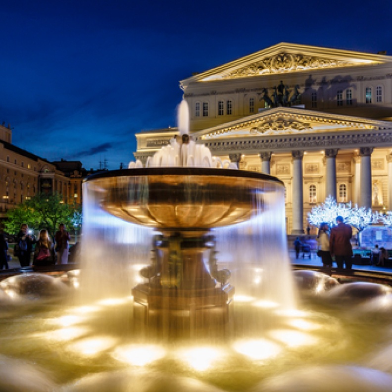 نافورة ومسرح البولشوي مضيئة في الليل، موسكو