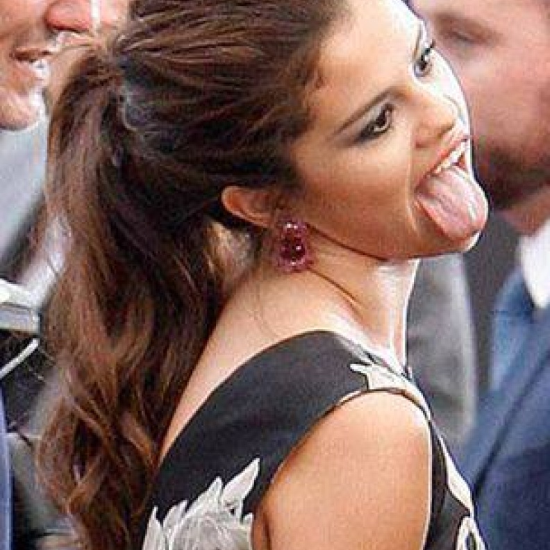 ماذا دهى سيلينا غوميز لتخرج لسانها لمعجبيها بالأمس؟ صحيح الجنون فنون!