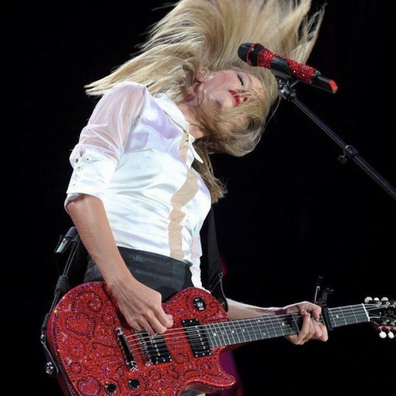 المغنية تايلور سويفت منسجمة تماما خلال غنائها في لوس أنجلوس في إطار جولتها الغنائية Red world tour