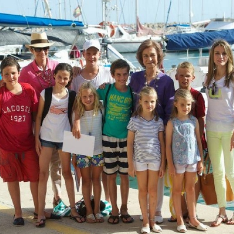 الملكة صوفيا وأحفادها في مايوركا مع الأميرة ليتيسيا وابنتيها انفانتا و ايلينا