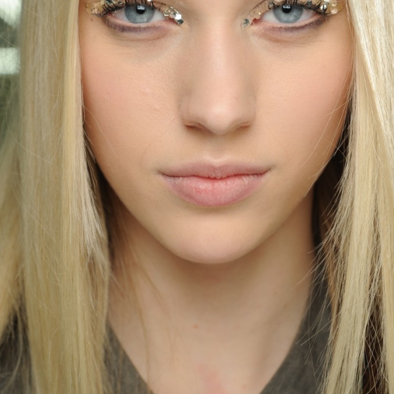 في كواليس عرض أزياء خريف وشتاء 2013: Chanel وبريق العيون اللامعة