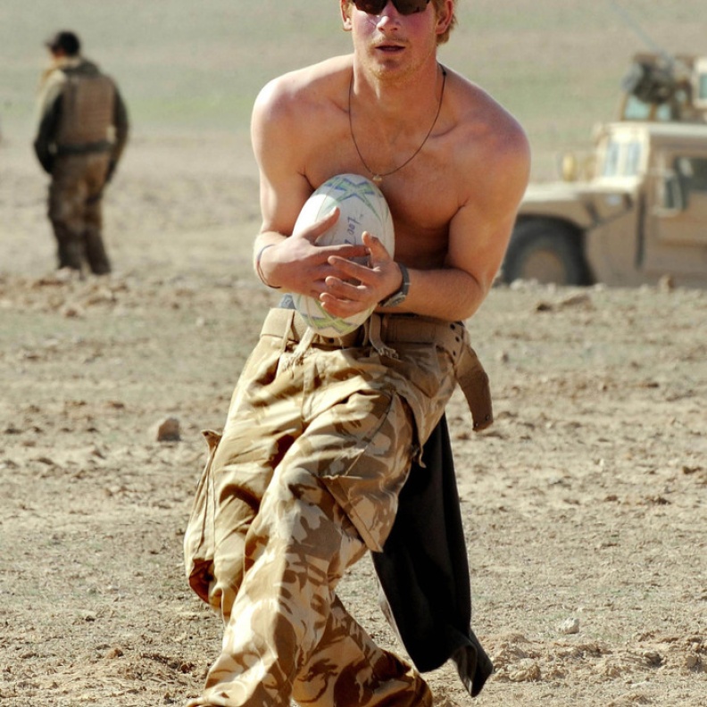 اثناء تدريبه في افغانستان ويلعب الفوتبل الامريكي