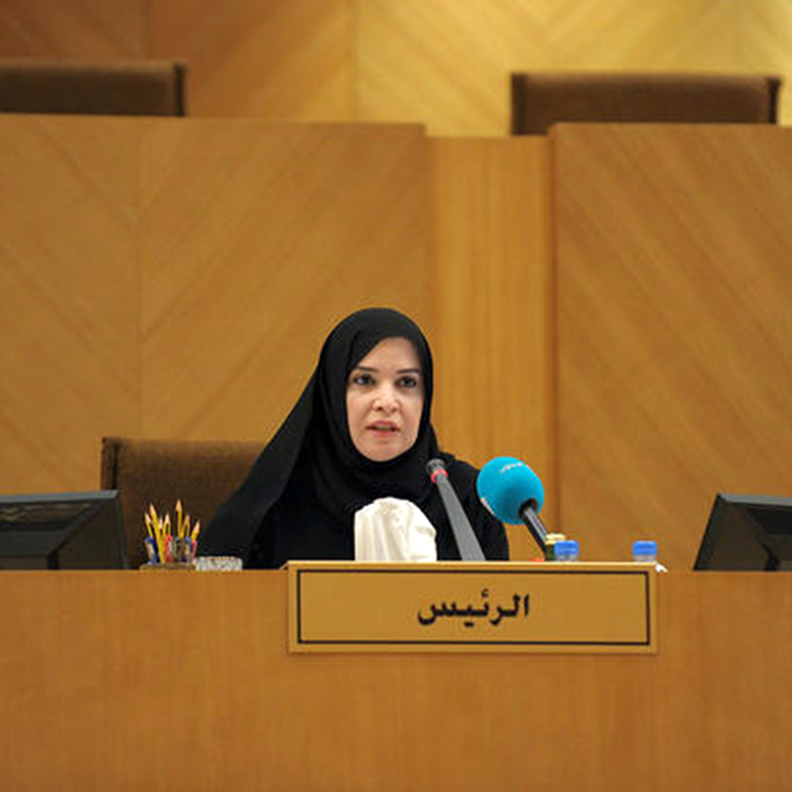 اثناء ترؤسها جلسة البرلمان