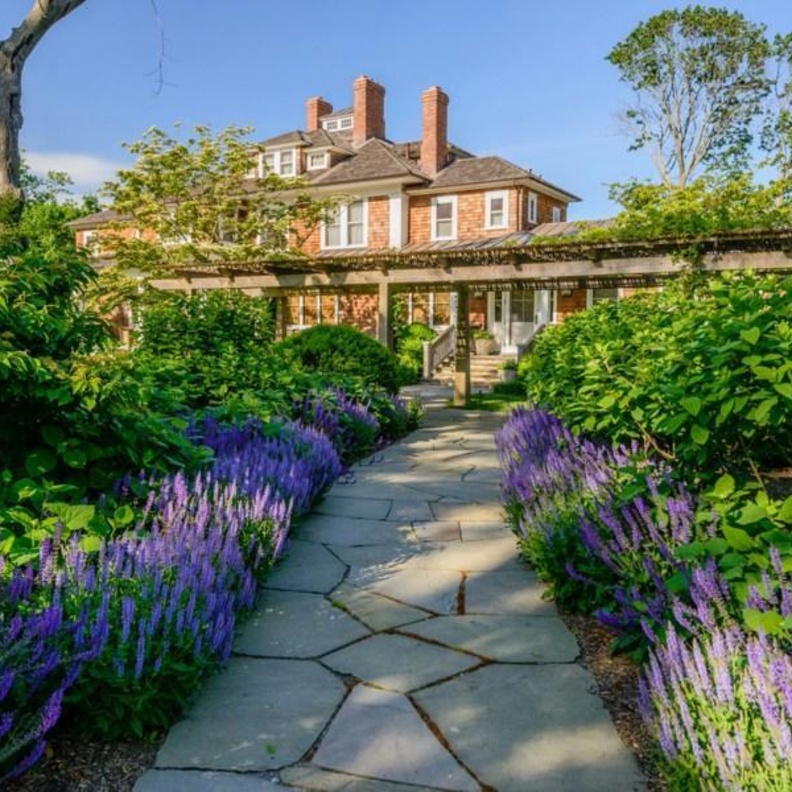 احدى الممرات المزروعة في حديقة المنزل