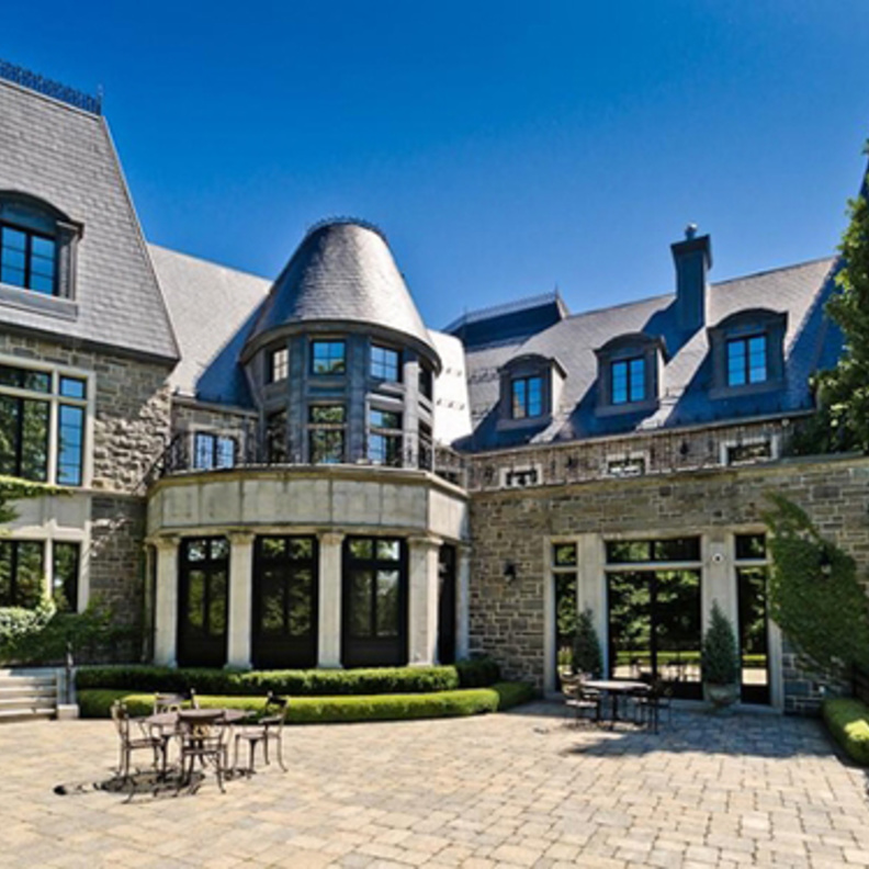 الحديقة الامامية مع طاولة للاستمتاع الجو المنعش