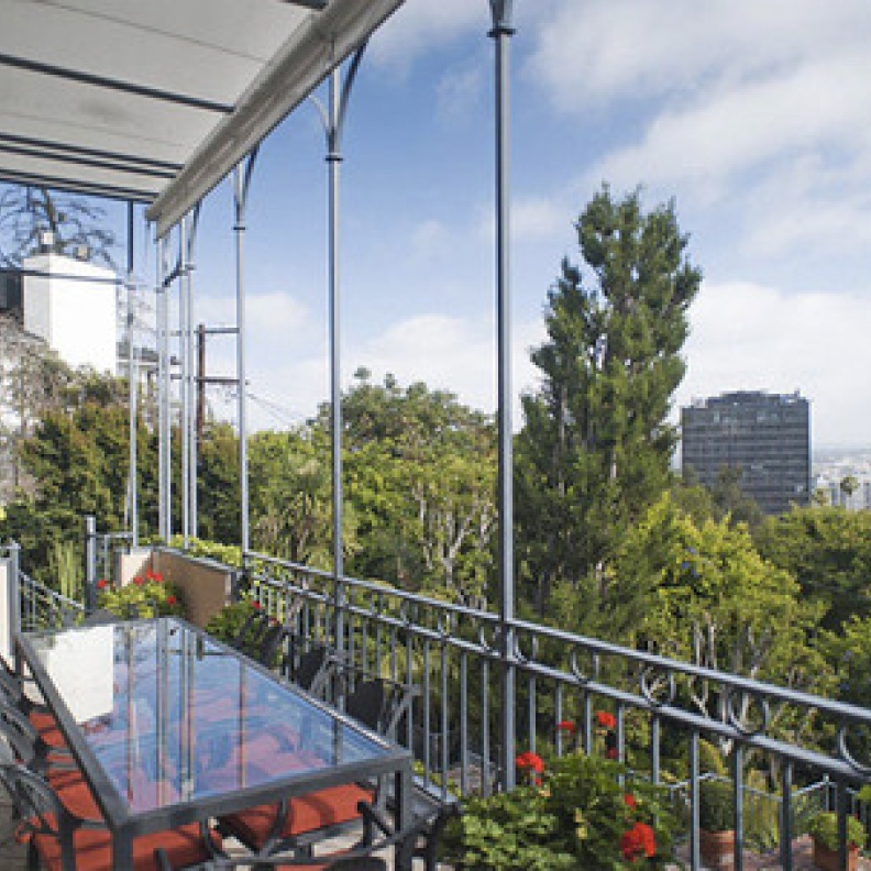 الشرفة المطلة على الحديقة