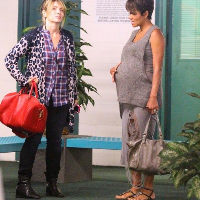 الممثلة الحامل Halle Berry بعد إحدى الفعاليات في هوليوود