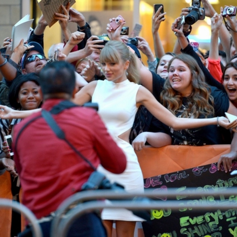 تايلور سويفت تأخذ الصور مع معجبيها بمهرجان تورونتو للسينما