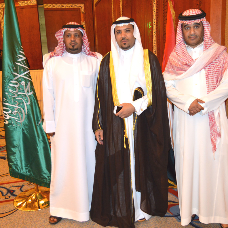 دبلوماسي سعودي مع مدعوين