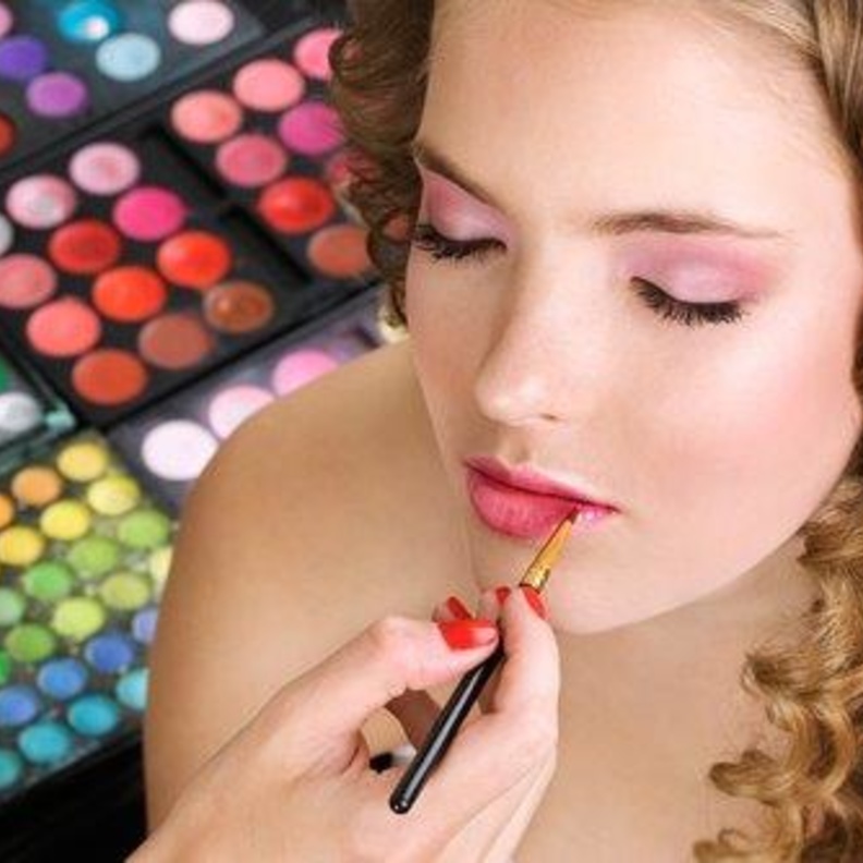 صاحبة أشهر قناة ماكياج سعودية لـ هي ‎: هذه قصتي مع ماكياج أمي!