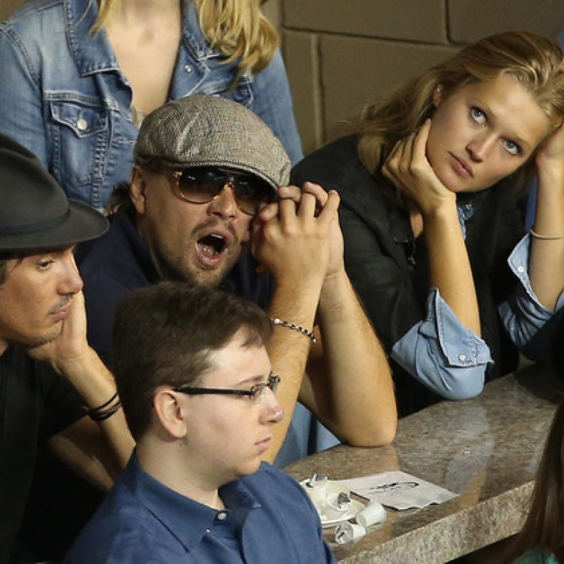 ليونارديو دي كابريو وصديقته أصابهما الملل خلال مشاهدتهما لمباراة تنس