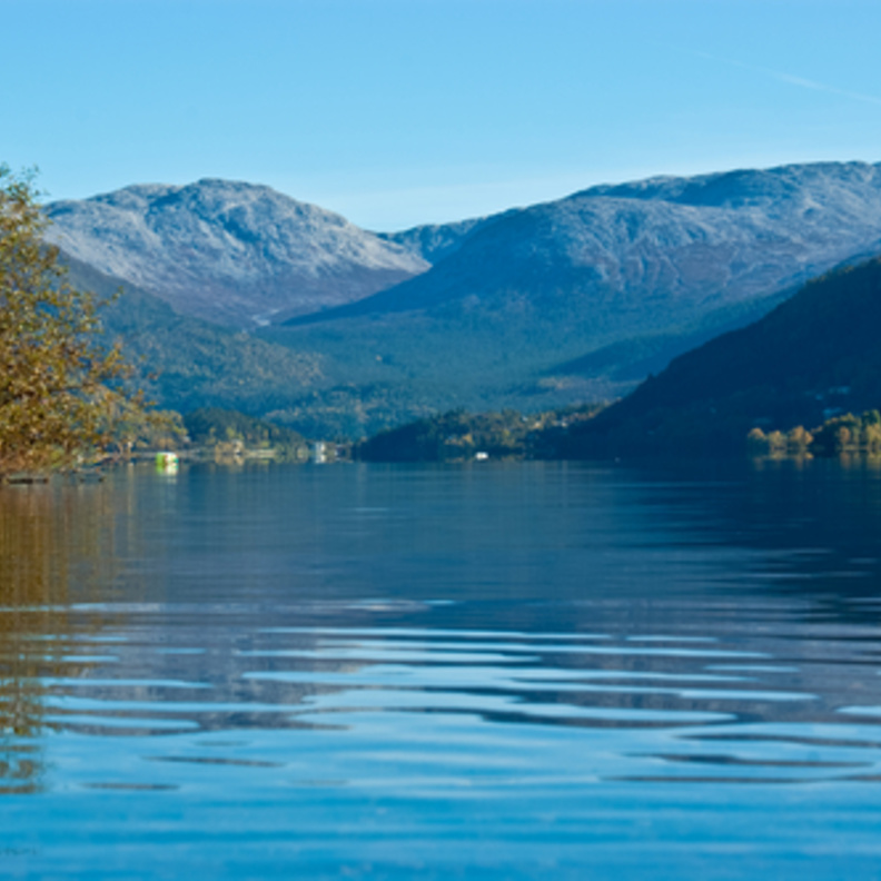 هذه البحيرة الخلابة التي تقع في النرويج، وانه دعا Oppheim Vatnet. أفضل طريقة للحصول على التمتع هناك انها للذهاب القوارب.