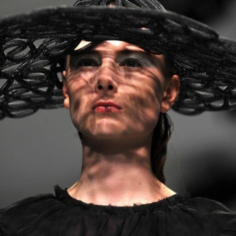 عارضة أزياء ترتدي قبعة غريبة من تصميم John Rocha في أسبوع لندن للأزياء