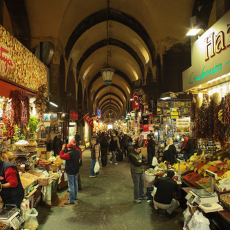 تسوق مع البهارات والمكسرات والحلويات في بازار التوابل (البازار المصري) في 22 نوفمبر 2011 في اسطنبول، تركيا. بازار التوابل هي أقدم بازار في اسطنبول.